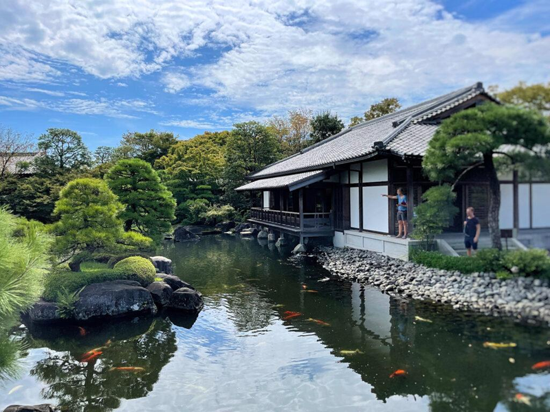 池と日本建築が美しい姫路の好古園